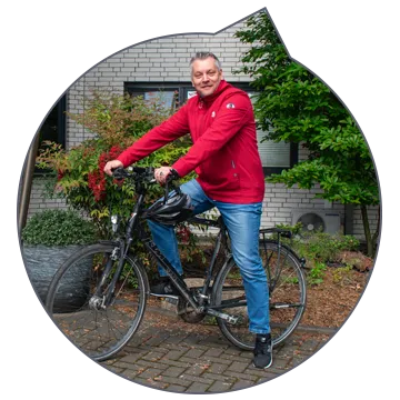 Versicherungsfachmann Manfred Weiblen mit seinem Fahrrad vor dem Firmengebäude