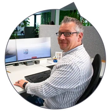 Versicherungsfachmann Manfred Weiblen an seinem Arbeitsplatz