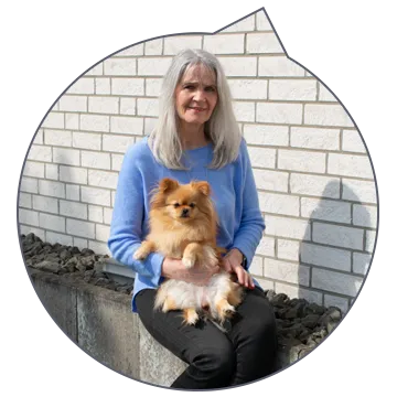 Versicherungsfachfrau Petra Kircheis-Orth mit ihrer Hündin Lilly vor dem Bürogebäude